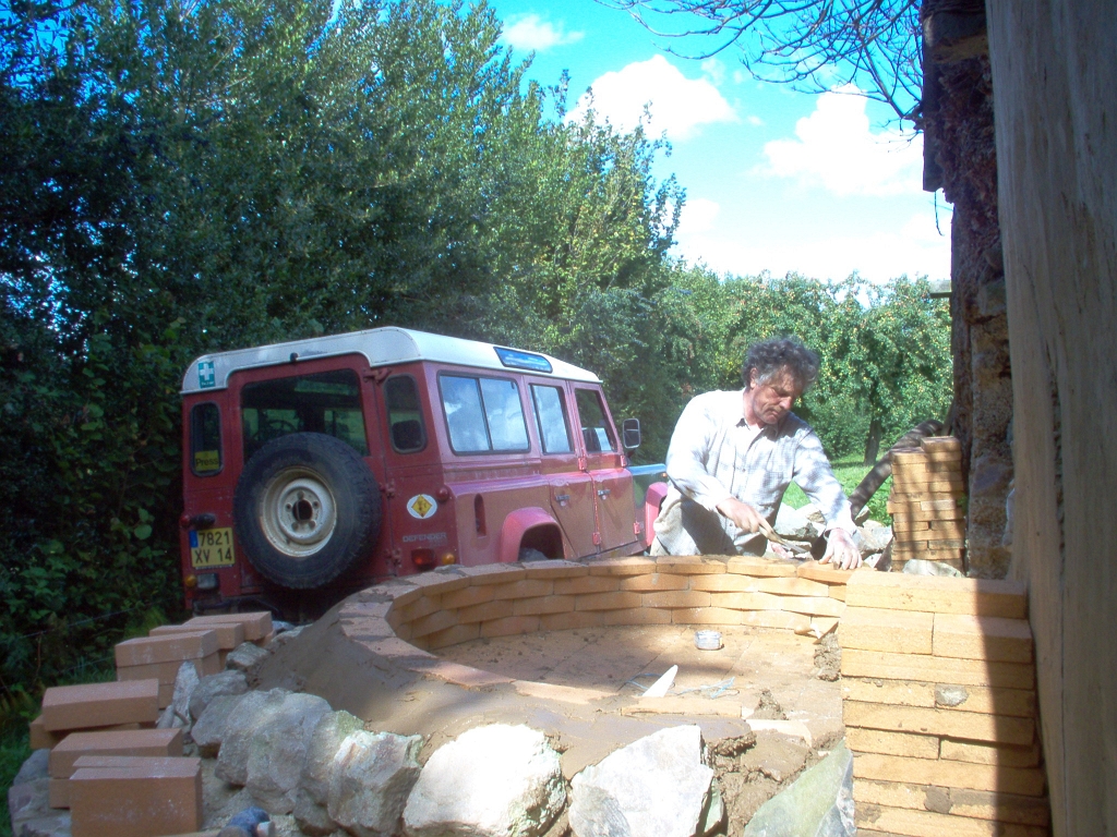 20110824 - 26 BREAD OVEN False Start & Rebuild Of Firebrick Wall 05.jpg - IM000365.JPG